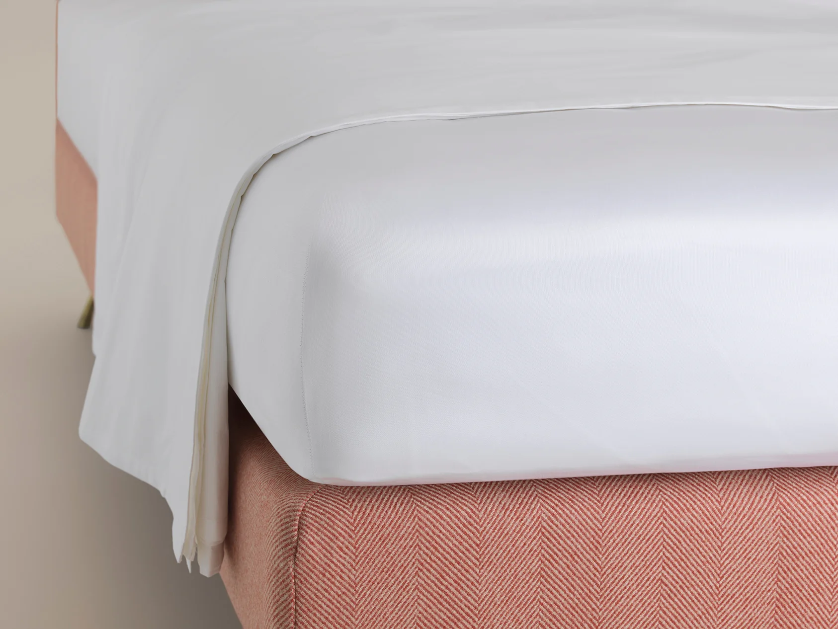 The Trellis Luxury Fitted Sheet - White - Image 3